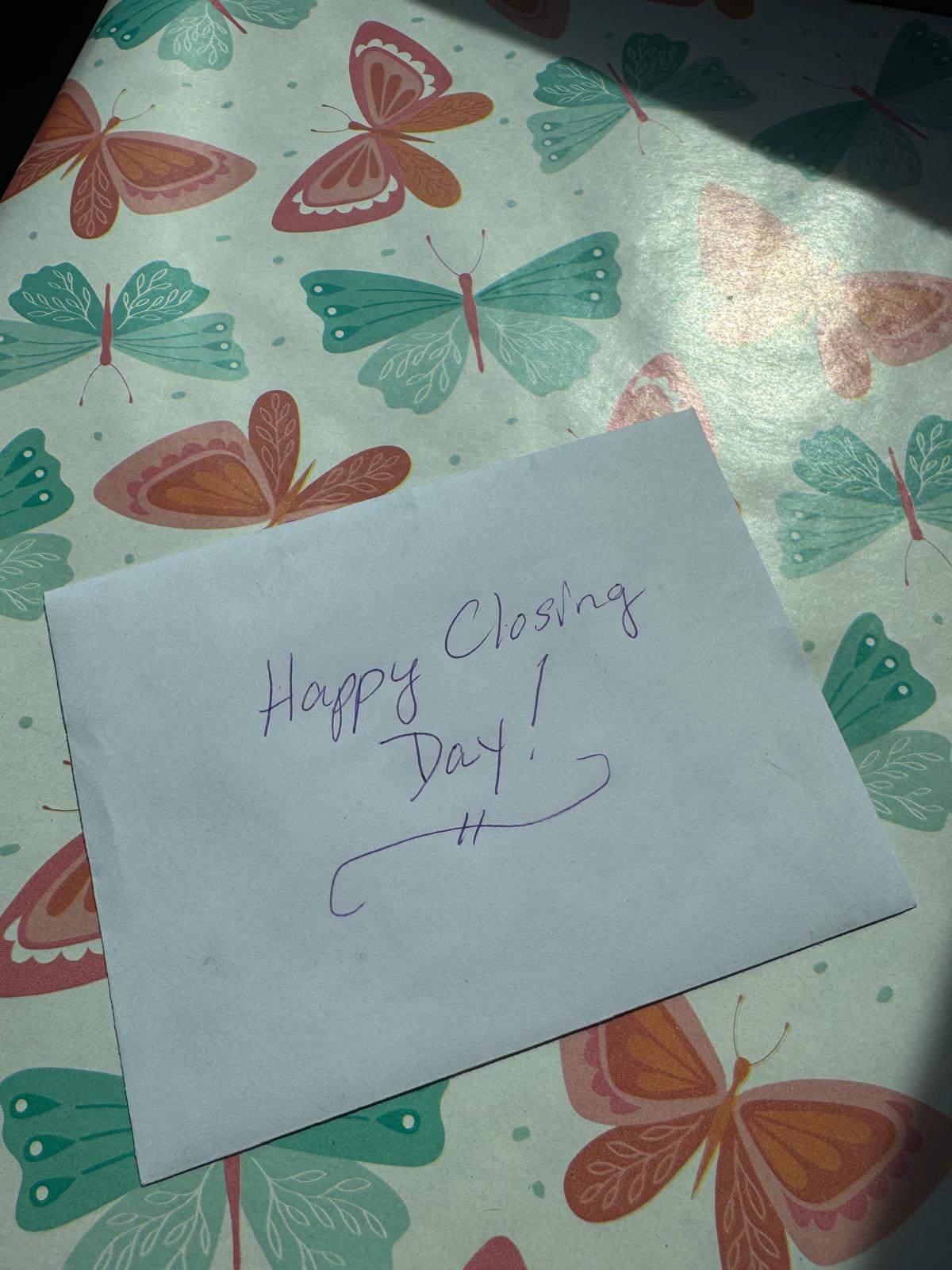 Handwritten happy closing day card from Alvear Group